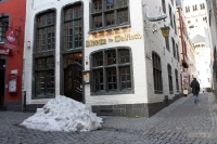 Schneehaufen in der Kölner Altstadt im September 2013