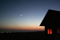 Blockhaus auf der Insel Rügen bei sternklarer Nacht