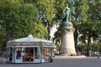 Karussell und Denkmal in Lyon