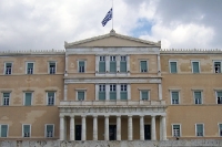Griechisches Parlamentsgebäude am Syntagma-Platz in Athen, einst Wiege der Demokratie