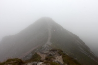 Nebel auf dem Grat des Mount Errigal im County Donegal 