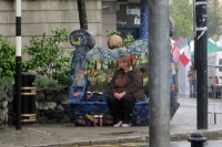 Typisch irisches Wetter in Sligo. Egal, eine Frau sitzt auf der Bank und trinkt Bier ...