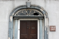 Eingangstür eines im Jahre 1769 errichteten Gebäudes in Clones (Irland)