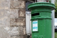 alter grüner Briefkasten in der Republik Irland