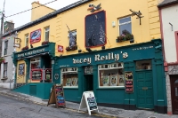 Pub in der irischen Kleinstadt Ballyshannon im County Donegal