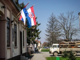 serbische und kroatische Flagge am Gemeindehaus