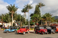 Geländefahrzeuge in einer kolumbianischen Stadt