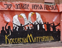 Graffiti in Mitrovica (Serbische Seite)