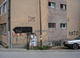 Schriftzug an Hauswand in Pristina