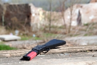 Spielzeuggewehr in einer Kriegsruine in Vukovar