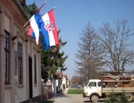 Gemeindehaus mit serbischer & kroatischer Flagge