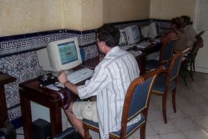 in einem Internetcafé
