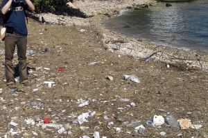Plastikmüll an einem Strand in Havanna
