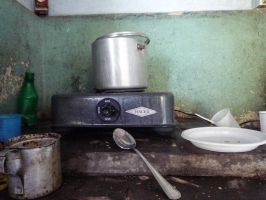 spartanisch kochen in einer kubanischen Küche