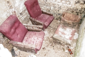 alte Sessel in einem Keller