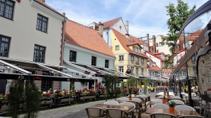 Altstadt und Straßencafés in Riga