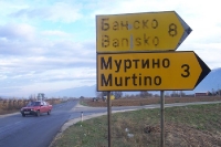 Wegweiser nach Bansko und Murtino in Mazedonien