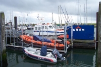 Rettungsboote der KNRM im Hafen von Vlieland