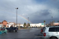 ein Parkplatz in Las Vegas (USA), im Hintergrund ein Regenbogen