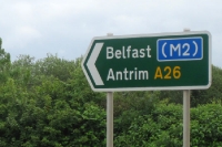 Mit dem Auto nach Belfast und Antrim auf der M2 und A26 in Nordirland
