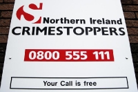 Northern Ireland Crimestoppers - Schild mit gratis-Telefonnummer