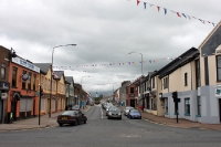Straße in der nordirischen Stadt Omagh im County Tyrone 