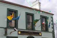 Irische Beflaggung im nordirischen Stadtviertel, katholischer Stadtteil, Nordirland
