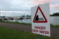 Danger deep water! Zeltplatz am südlichen Ufer des Lough Neagh in Nordirland