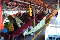 Hängematten als Schlafstätte auf einem Amazonas-Schiff