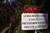 Warnschild an einer Levada auf der portugiesischen Insel Madeira
