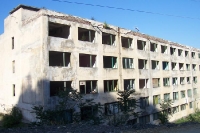verlassener Wohnblock im rumänischen Moldova Noua