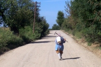 rumänische Bäuerin unterwegs auf einem Feldweg