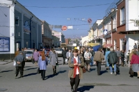 Passanten in der Fußgängerzone der sibirischen Stadt Irkutsk
