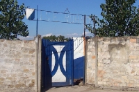 Eingang zu einem Sportplatz in Serbien, ISE Roham