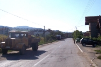 alter LKW am Straßenrand in einem serbischen Dorf