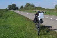 Das Fahrrad am Straßenrand - unterwegs auf dem ICT in der serbischen Vojvodina
