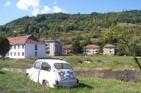 verlassenes Fahrzeug in einem serbischen Dorf