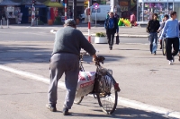 alter Mann mit Fahrrad in einer Stadt in Serbien