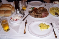 Fleisch, Schopska-Salat und Kartoffeln satt: Leckeres Essen in Serbien