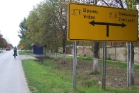 Wegweiser nach Vrsac und Zrenjanin (nahe Lazarevo, Versteck von Ratko Mladic)