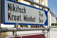 Wegweiser nach Nikitsch und Kroatisch Minihof im im Burgenland im Bezirk Oberpullendorf in Österreic