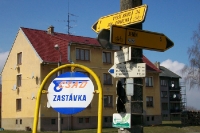Bushaltestelle in einem tschechischen Dorf