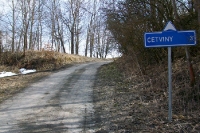 einsame Straße nach Cetviny in der tschechischen Republik