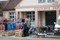 Textilienverkauf vor einem Kulturni Dum in Tschechien