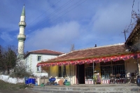 Moschee und Geschäft in einer Ortschaft in der türkischen Provinz Edirne