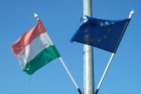 ungarische Flagge im Wind