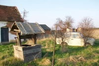 Brunnen und ein Trabant in einem ungarischen Dorf