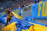 Blau-gelbe Blockfahne aus Folie beim Leipziger Derby