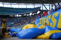 Blau-gelbe Blockfahne aus Folie beim Leipziger Derby