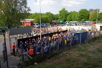 Fans des 1. FC Lok Leipzig auf dem Weg zum Stadtduell bei RB